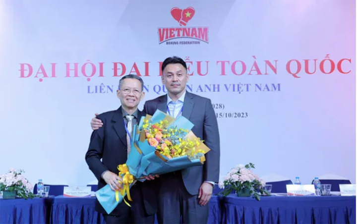 Ông Lưu Tú Bảo (phải) được bầu làm Chủ tịch Liên đoàn quyền Anh Việt Nam.