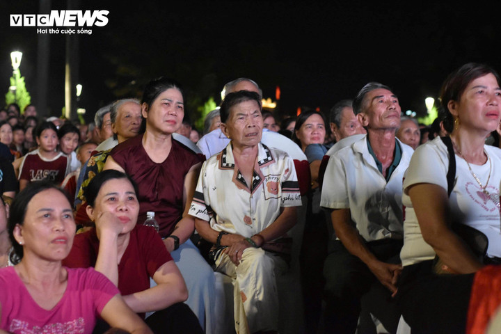 Khán giả nước mắt rưng rưng khi theo dõi "Mưa đỏ" ở Thành cổ Quảng Trị. (Ảnh: ND)