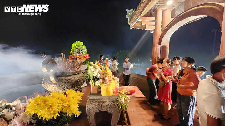 Người dân dâng hương lên các anh hùng, liệt sỹ trên Thành cổ Quảng Trị trước khi tới theo dõi "Mưa Đỏ". (Ảnh: ND)