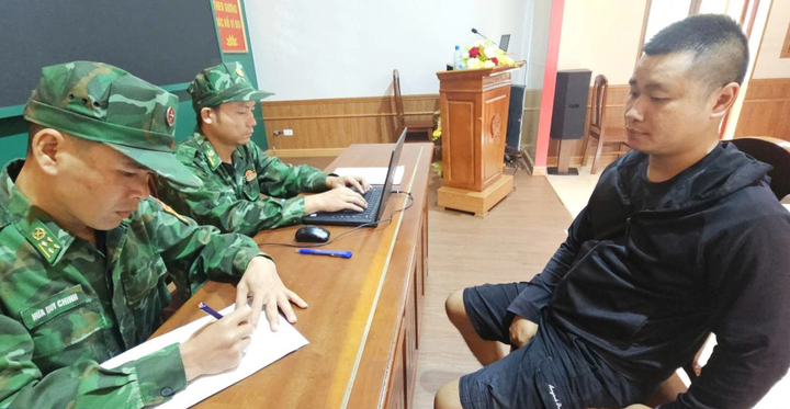Cán bộ biên phòng lấy lời khai của đối tượng Nguyễn Tiến Hùng.