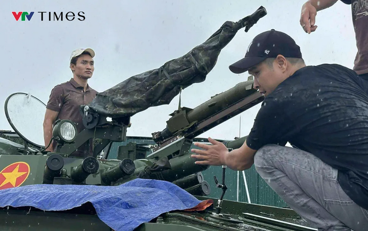 Quay phim Trần Khánh Tùng kiểm tra các góc máy trên dàn xe khí tài.