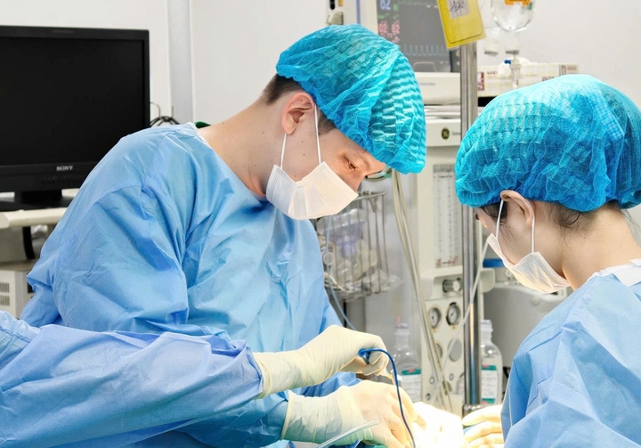 Cô gái 25 tuổi hoại tử bụng sau tiêm trị sẹo do hút mỡ