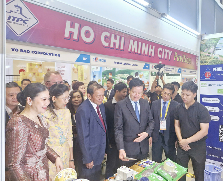 Phó Thủ tướng Mai Văn Chính, Bộ trưởng Bộ Văn hóa Thể thao và Du lịch và các khách mời tham quan các gian hàng tại sự kiện. (Ảnh: H. Linh)