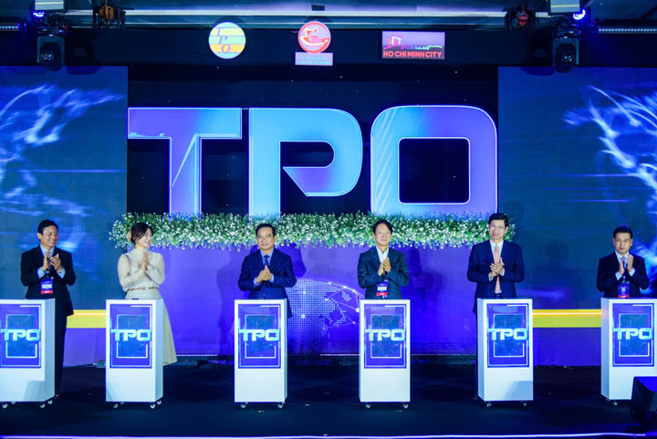 Thứ trưởng Bộ VHTTDL Hồ An Phong cùng các đại biểu thực hiên nghi thức khai mạc Đại hội đồng Tổ chức Xúc tiến Du lịch các Thành phố Toàn cầu (TPO) lần thứ 12.