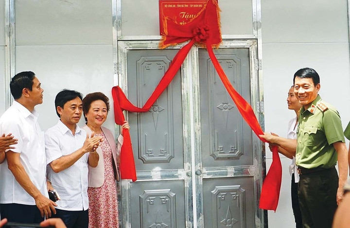 Lãnh đạo Bộ Công an và tỉnh Hà Tĩnh cùng với bà Nguyễn Thị Nga, Chủ tịch Tập đoàn BRG, khánh thành và trao tặng nhà cho các hộ nghèo, khó khăn về nhà ở trên địa bàn tỉnh Hà Tĩnh.