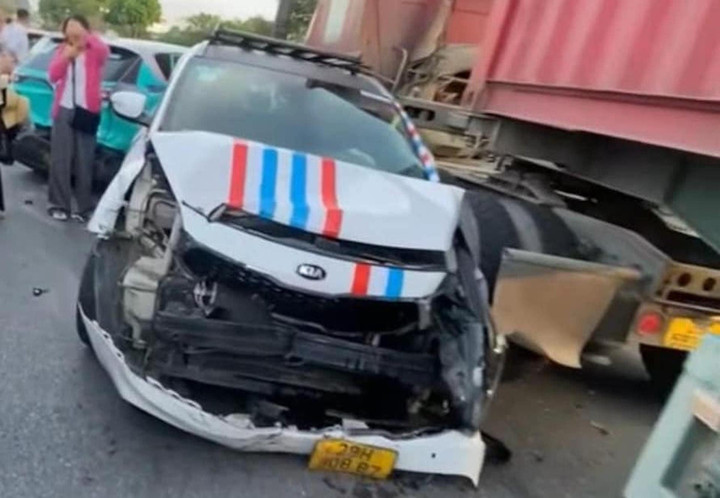 Một ô tô bị hư hỏng nặng phần đầu sau vụ va chạm liên hoàn.