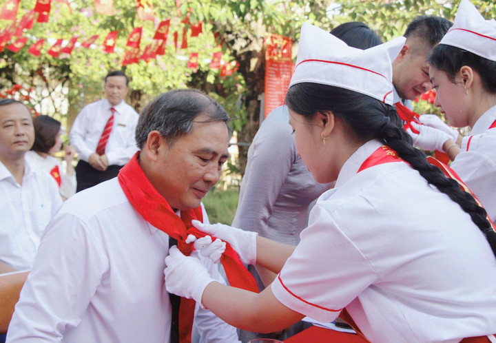 Nghi thức đeo khăn quàng đỏ cho các đại biểu.