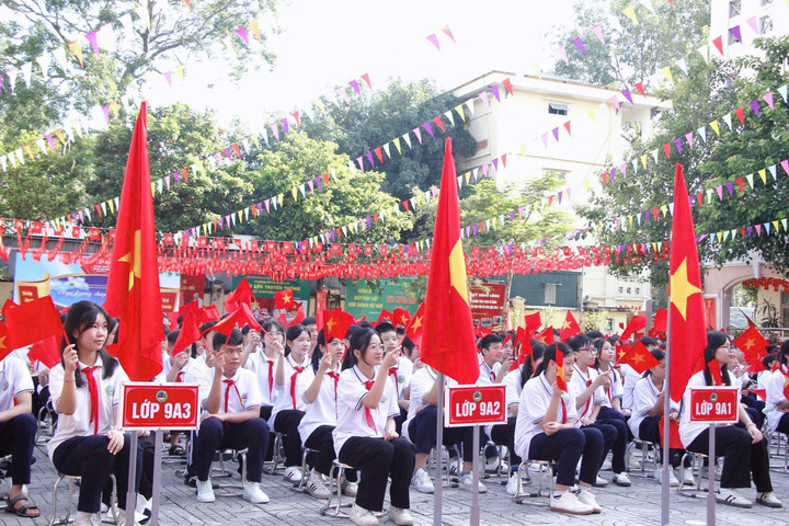 Học sinh khối 7,8,9 chào đón các em học sinh khối 6.