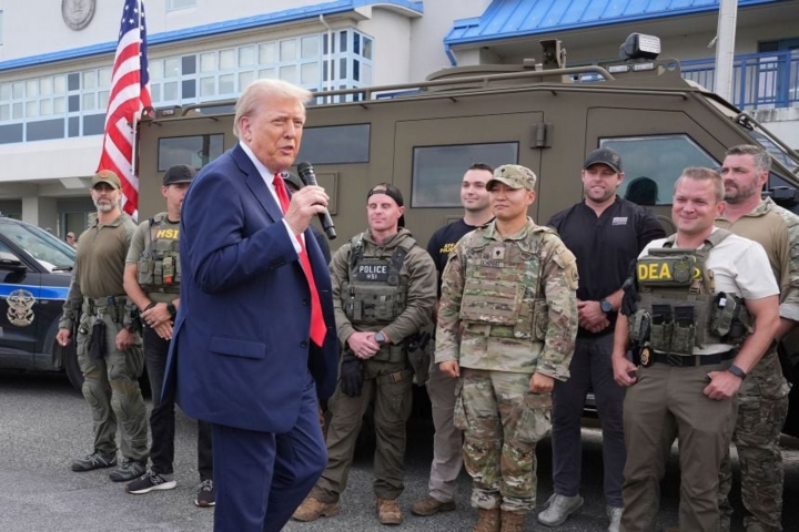 Tổng thống Donald Trump phát biểu với các thành viên lực lượng thực thi pháp luật và Vệ binh Quốc gia tại Washington, DC, hôm 21/8. (Ảnh: CNN)