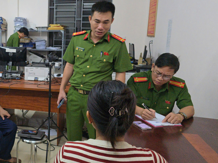 Công an xã Quảng Chính, tỉnh Thanh Hóa mời và làm việc với công dân C.T.H về việc đưa thông tin sai lệch lên mạng xã hội.