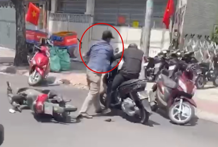 Nam thanh niên bị người đàn ông đuổi đánh trên đường ở phường Tân Định. (Ảnh: Cắt từ clip).