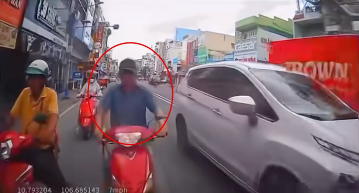 Người đàn ông liên tục húc vào đuôi ô tô trên đường Phan Đình Phùng. (Ảnh: Cắt từ clip).