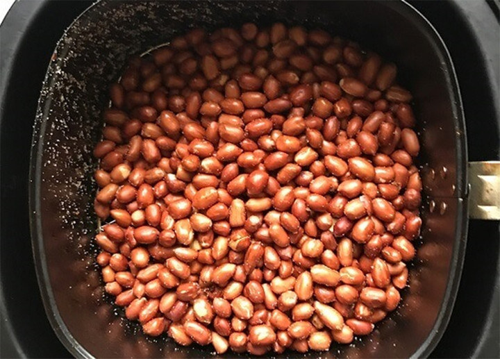 Bạn có thể rang lạc bằng nồi chiên không dầu.