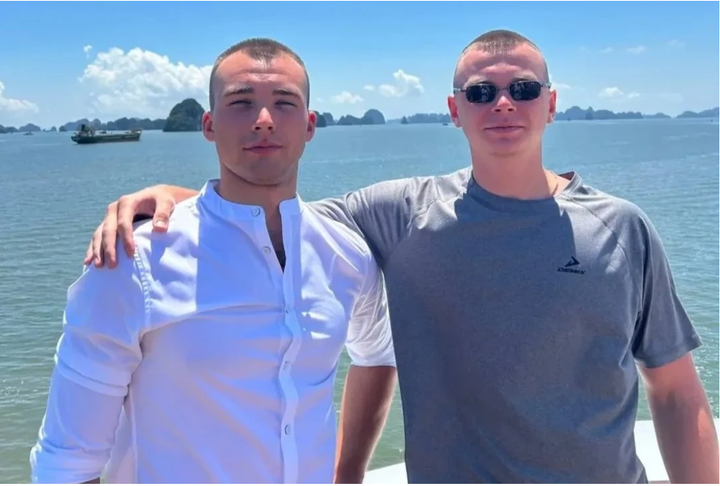 Maks Galkin (bên trái) cùng đồng đội thưởng ngoạn vịnh Hạ Long, chiều 4/9. (Ảnh: @_max_galkin)