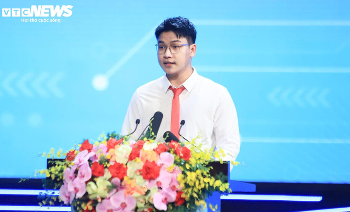 Kiều Tuấn Định, sinh viên Đại học Bách Khoa Hà Nội phát biểu tại lễ khai giảng.