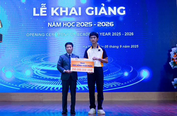 សាស្ត្រាចារ្យរងបណ្ឌិត Nguyen Hoang Long បានផ្តល់អាហារូបករណ៍ពេញតម្លៃ 250 លានដុងដល់និស្សិត Nguyen Huu Phuoc ។ (រូបថត៖ NTCC)