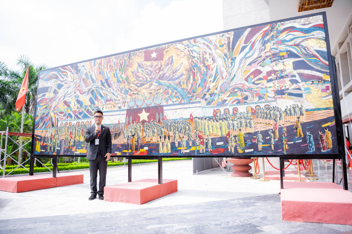 Hoạ sĩ Chu Nhật Quang bên tác phẩm.