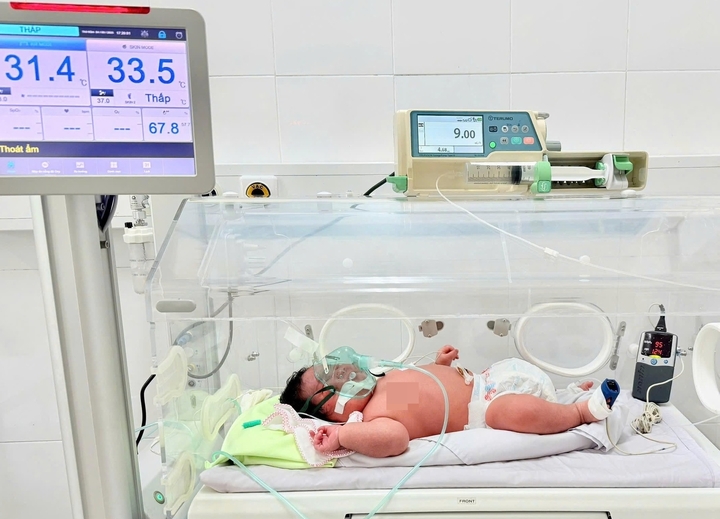 Em bé chào đời nặng 6,2kg.
