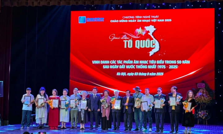 Ban tổ chức trao bằng vinh danh các tác phẩm âm nhạc tiêu biểu trong 50 năm sau ngày thống nhất đất nước.