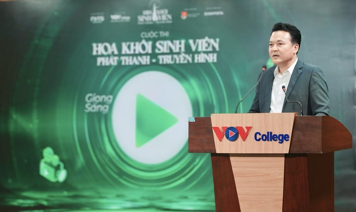 TS Kim Ngọc Anh - Bí thư chi bộ, Hiệu trưởng Trường CĐ Phát thanh - Truyền hình II phát biểu cảm ơn các đơn vị tài trợ đã đồng hành với cuộc thi do Nhà trường tổ chức.
