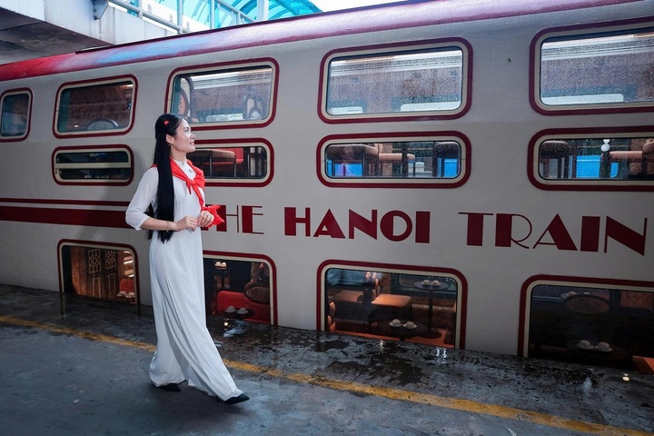 Đoàn tàu "Hà Nội 5 cửa ô" (The Hanoi Train) lấy cảm hứng hình ảnh của kinh thành Thăng Long xưa. (Ảnh: Hoài Nam).