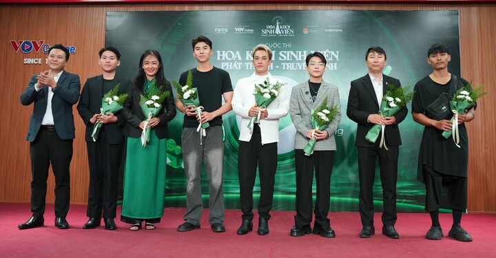 TS Kim Ngọc Anh (ngoài cùng bên trái) tặng hoa tri ân các đơn vị tài trợ tại lễ công bố cuộc thi.
