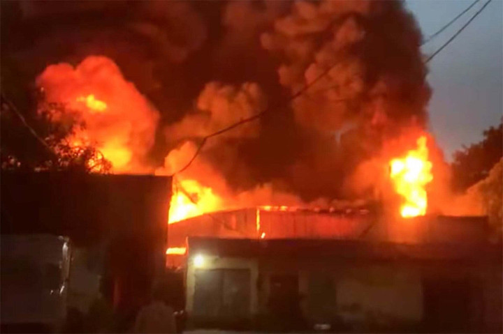 Ngọn lửa bùng lên dữ dội.