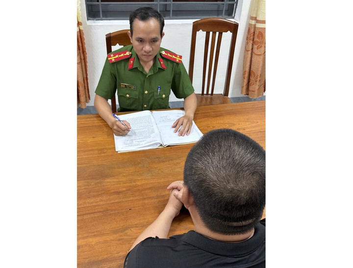 Tô Anh Dũng đầu thú tại Công an xã Ngô Mây. (Ảnh: ĐVCC)