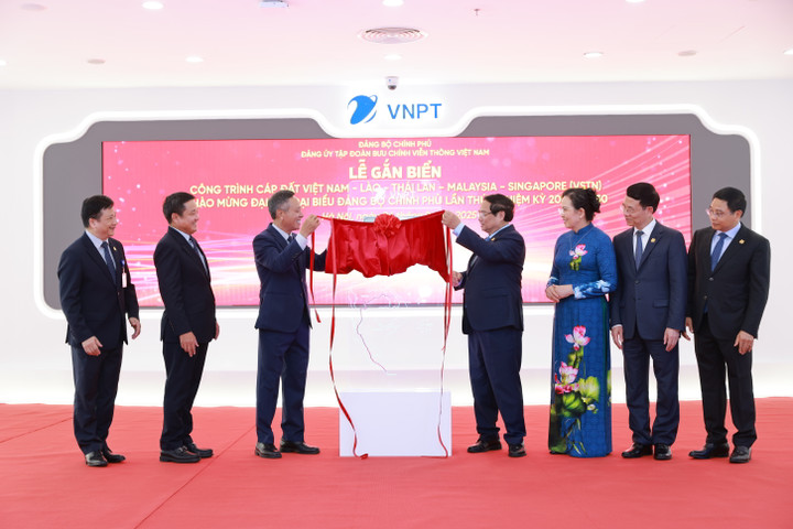 Nhân dịp này, Thủ tướng Phạm Minh Chính thực hiện nghi thức gắn biển Công trình cáp đất Việt Nam – Lào – Thái Lan – Malaysia – Singapore (VSTN) chào mừng Đại hội Đại biểu Đảng bộ Chính phủ lần thứ I, nhiệm kỳ 2025-2030 của Đảng bộ Tập đoàn VNPT. (Ảnh: VNPT)