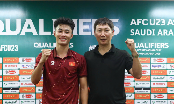 Huấn luyện viên Kim Sang-sik và đội trưởng Nguyễn Văn Trường thể hiện quyết tâm.