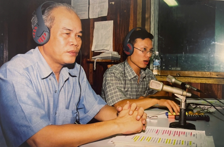 BLV Nguyễn Đình Khải (ngoài cùng, bên trái) được mệnh danh là người “vẽ” lại trận đấu bằng ngôn ngữ