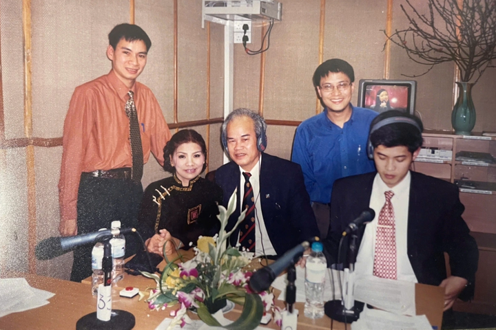 BLV Nguyễn Đình Khải cùng các đồng nghiệp