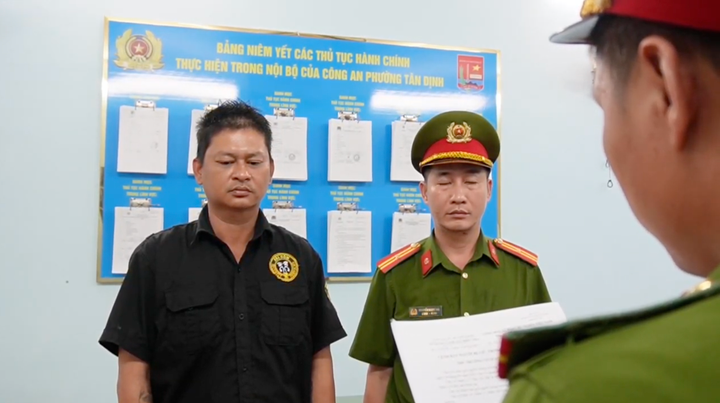 Công an TP.HCM bắt khẩn cấp người đàn ông hành hung người đi đường để điều tra về hành vi "Gây rối trật tự công cộng". (Ảnh: CACC)