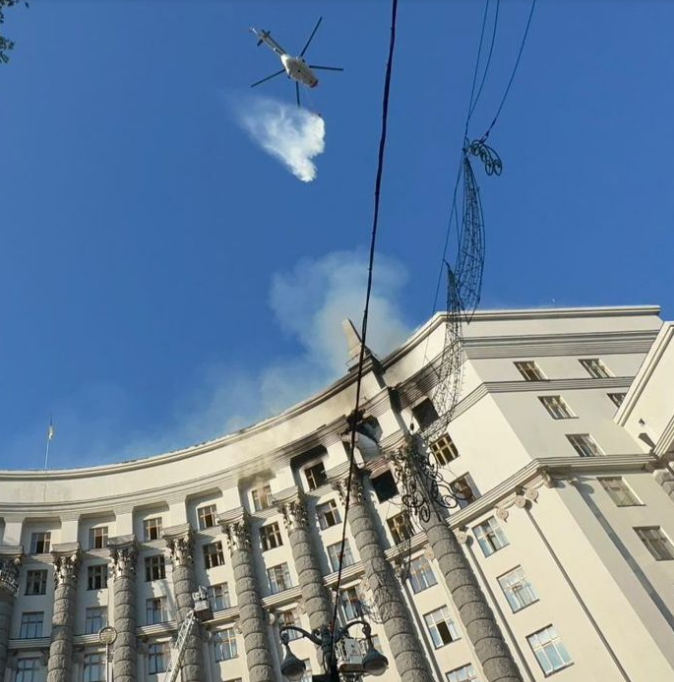 Trực thăng cứu hộ sau khi tòa nhà chính phủ Ukraine bốc cháy.