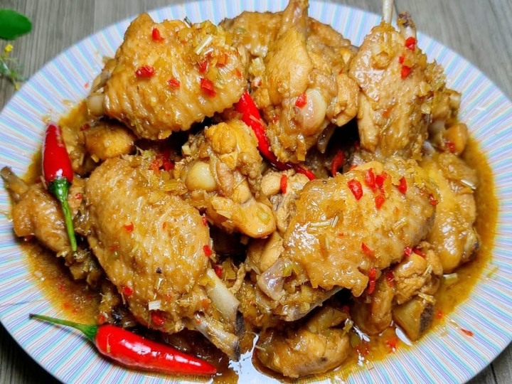 Gà kho nước dừa là món ăn chế biến đơn giản. (Ảnh: B.L)