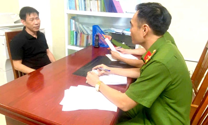 Cán bộ Cơ quan CSĐT Công an tỉnh Thanh Hoá đang lấy lời khai của Mạnh