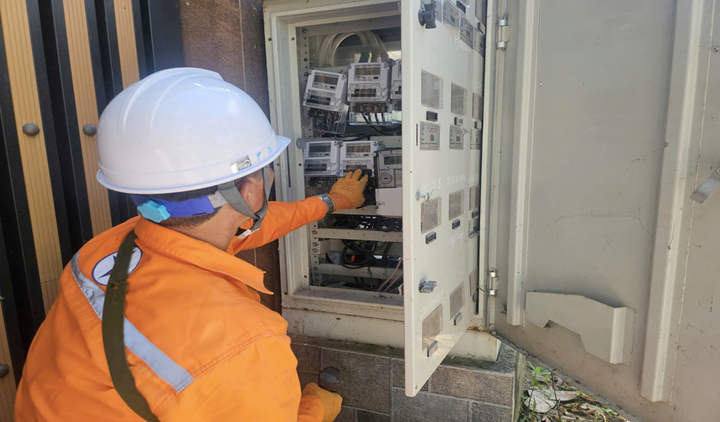 Công nhân EVNNPC trực tiếp kiểm tra công tơ tại hiện trường.