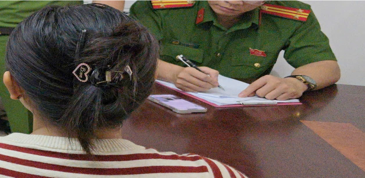 Công an xã Quảng Chính, tỉnh Thanh Hóa mời và làm việc với công dân C.T.H về việc đưa thông tin sai lệch lên mạng xã hội.