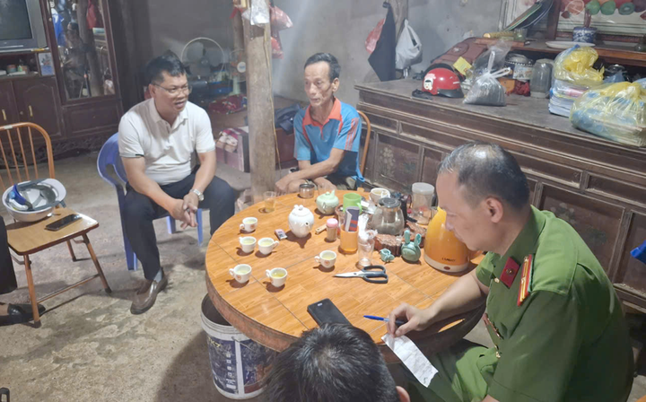 Lực lượng Công an xã Hùng Việt phối hợp với Đội QLĐLKV Cẩm Khê (PC Phú Thọ) cung cấp thông tin chính xác cho khách hàng.