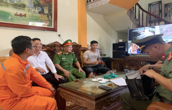Đội Quản lý Điện lực khu vực Ân Thi (PC Hưng Yên) phối hợp cùng khách hàng Hồ Văn Trường làm việc với Công an xã Ân Thi.