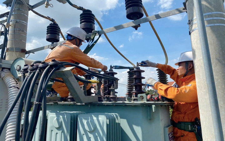 Công nhân EVNNPC làm việc dưới điều kiện thời tiết nắng nóng ngày 4/8/2025.