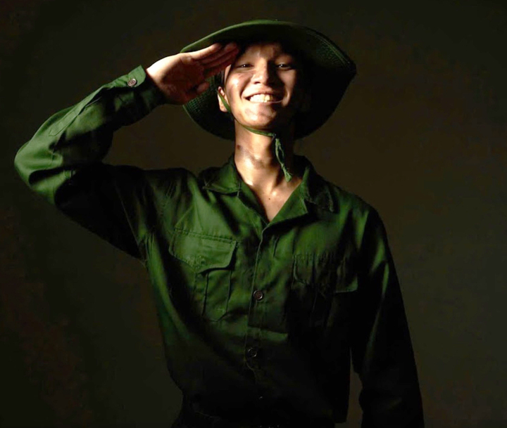 Cao Minh Thiên Tùng viết đơn xin nhập ngũ.