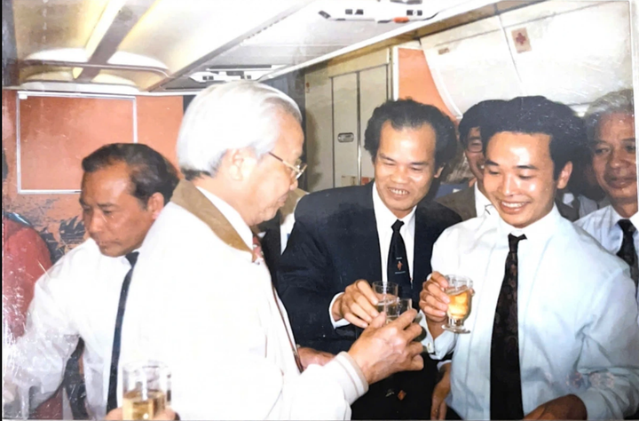 BLV Nguyễn Đình Khải tại cuộc gặp gỡ giữa Thủ tướng Võ Văn Kiệt với các nhà báo họp bàn về kế hoạch làm đường đây 500 KV từ Thủy điện Hòa bình vào miền Nam