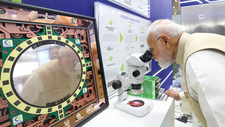 Thủ tướng Ấn Độ Narendra Modi đang xem một con chip được sản xuất tại Ấn Độ trong chuyến thăm triển lãm Semicon India ở New Delhi ngày 3/9. (Nguồn: PIB)