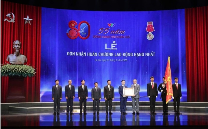 Tổng Bí thư Tô Lâm trao Huân chương Lao động hạng Nhất cho Đài Truyền hình Việt Nam. (Ảnh: VTV)
