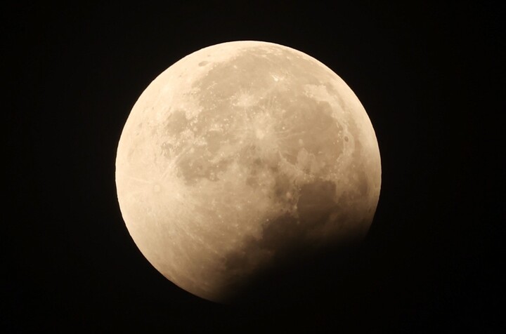 Cận cảnh siêu "trăng máu" hiếm có giữa bầu trời Hà Nội