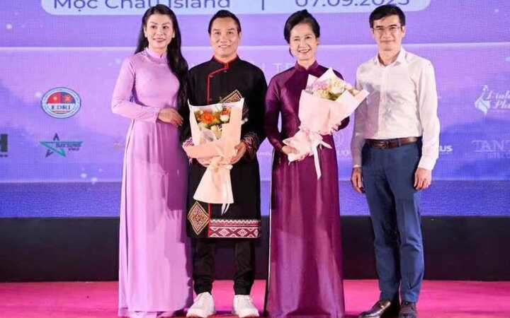 Ông Trần Xuân Việt- Phó Giám đốc Sở Văn Hoá Thể Thao và Du lịch tỉnh Sơn La và Ban giám khảo gồm các thành viên NSND Lan Hương, nhà báo Ngô Bá Lục,...