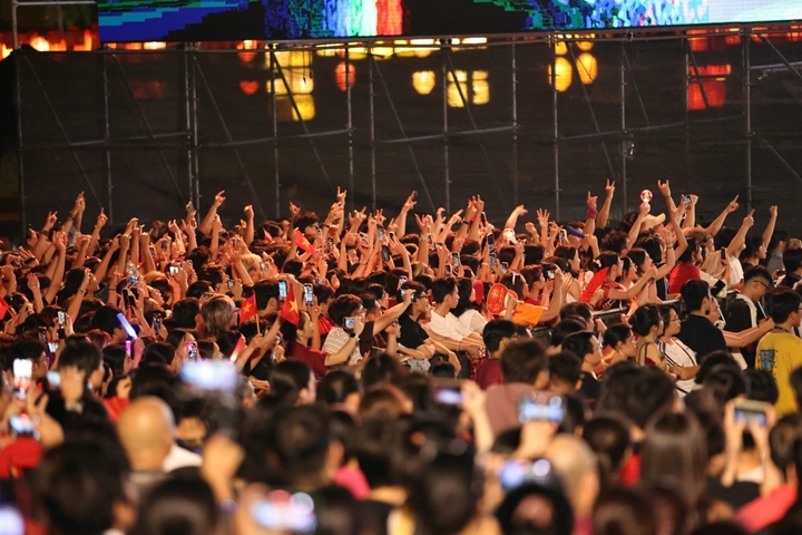Dengan pesan yang konsisten tentang cinta tanah air, kebanggaan nasional, dan keinginan untuk berkontribusi di era baru, “Rock Concert - Vietnam's Heart” menjadi jembatan yang menghubungkan sejarah dengan kaum muda melalui bahasa musik yang kuat dan emosional.