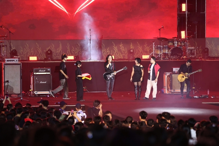 Khususnya, lagu “Men say” - yang digubah oleh mendiang artis Tran Lap, bergema sebagai penghormatan emosional kepada pemimpin legendaris The Wall.