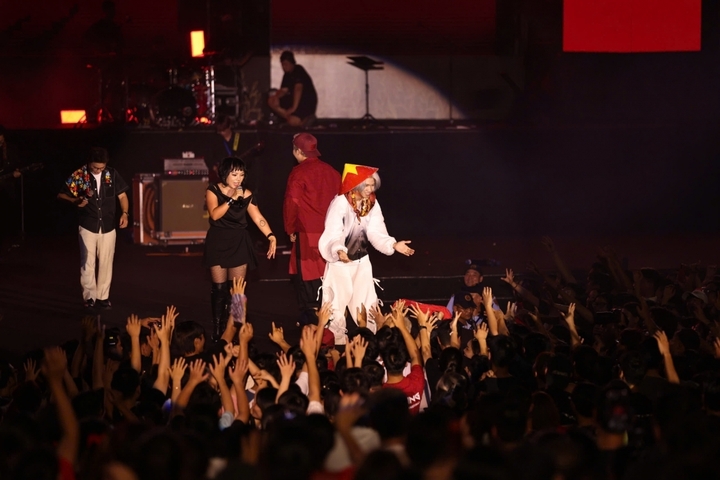 Panggung berskala besar ini mempertemukan band-band yang terkait dengan rock Vietnam seperti Buc Tuong, Ngu Cung, Chillies, The Flob, Blue Whales, bersama dengan banyak artis tamu: Pham Anh Khoa, Thai Thuy Linh, Duong Tran Nghia, Meritorious Artist Duong Thuy Anh, Thuy Anh... Semuanya bersama-sama menciptakan festival musik hebat yang kaya akan energi, membangkitkan aspirasi muda dan kebanggaan nasional.